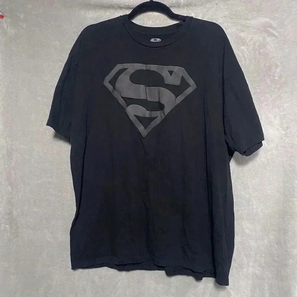 Superman Men’s Black T-Shirt Raised Logo RARE DC COMICS SIZE 2XL - Picture 1 of 4